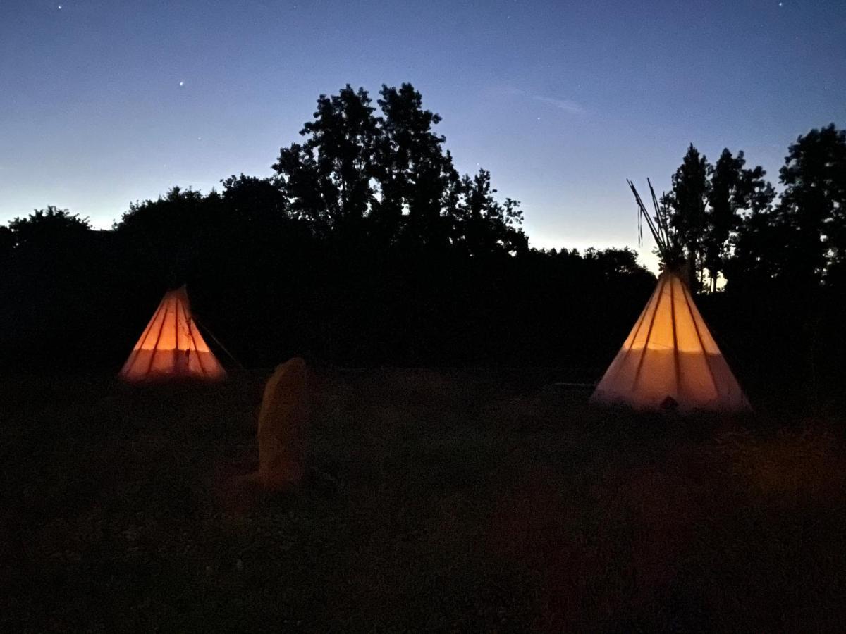 Terra-Tipike, Tipi A La Ferme Entre Terre Et Mer Trébry 外观 照片